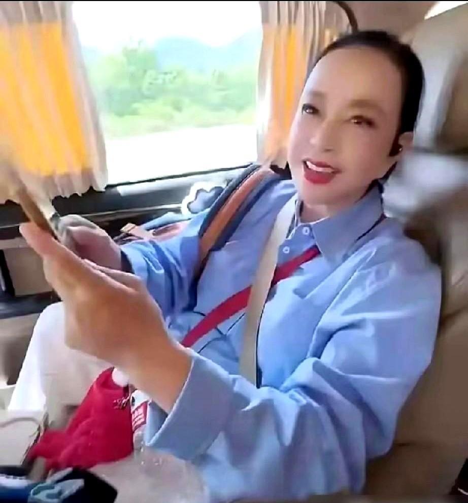刘晓庆这状态，70多岁的人敢信？2026年全年工作排满，猛扎进微短剧，还拿了