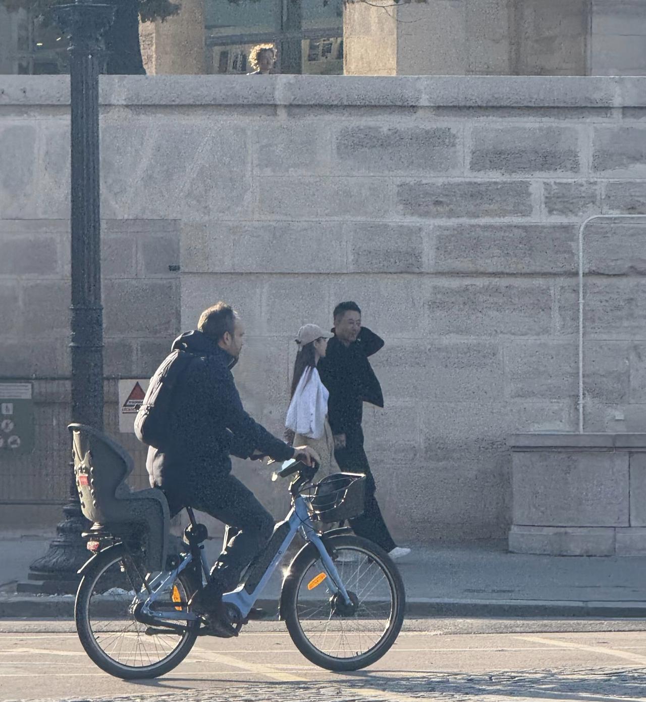 汪小菲和马筱梅一起去巴黎了，他们在海军府附近被偶遇，两个人穿得一黑一白，走在巴黎