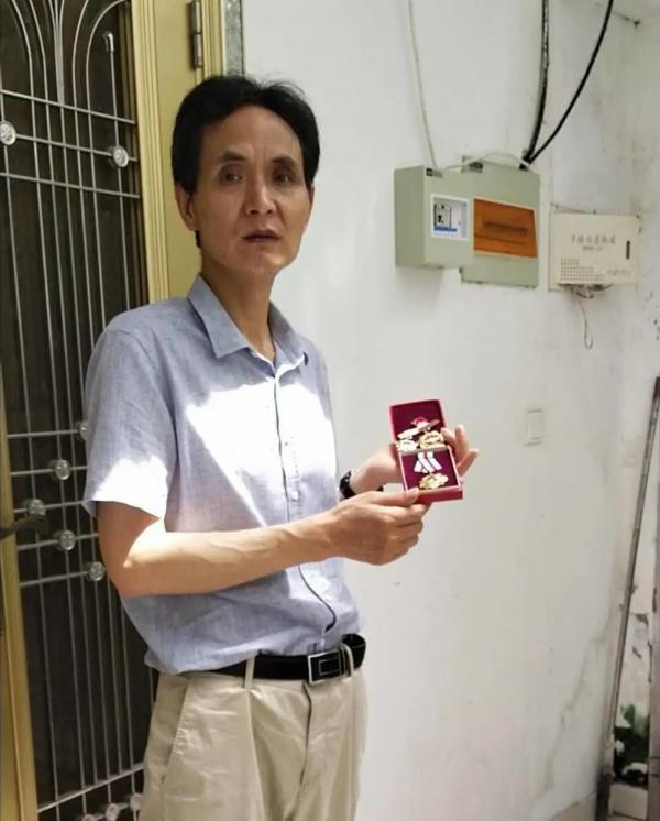 1984年，对越自卫反击战一等功臣张长海，潜伏3天3夜，不吃不喝，大小便随身排出