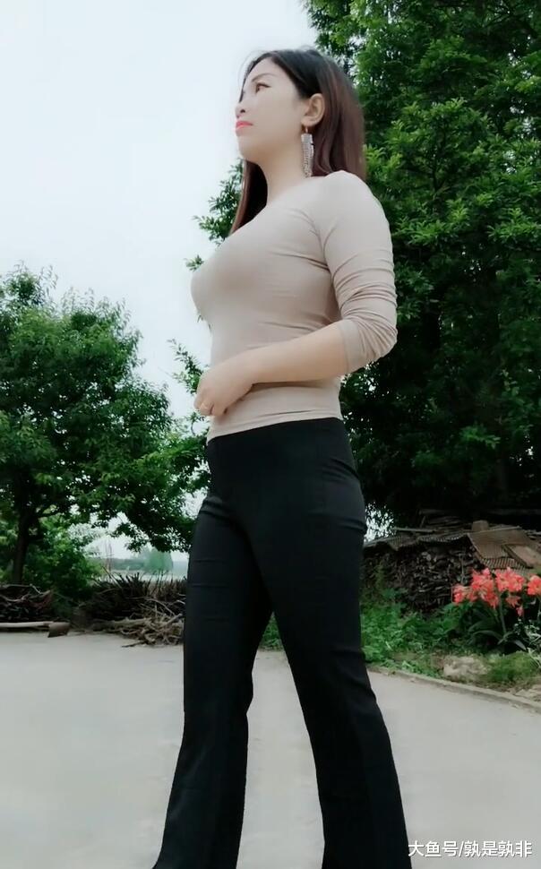 打扮时尚的轻熟美女, 让人感受到女人的美不分年龄