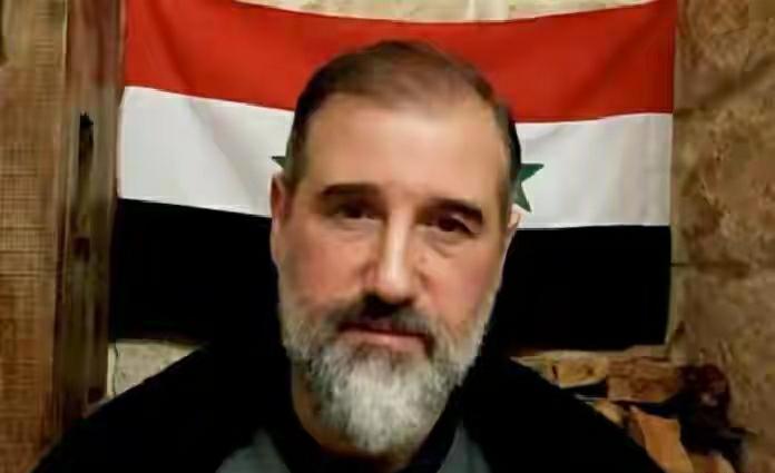 巴沙尔躲在别墅里打游戏。巴沙尔的表弟拉米却想打败朱拉尼，还筹集了800万美元给士