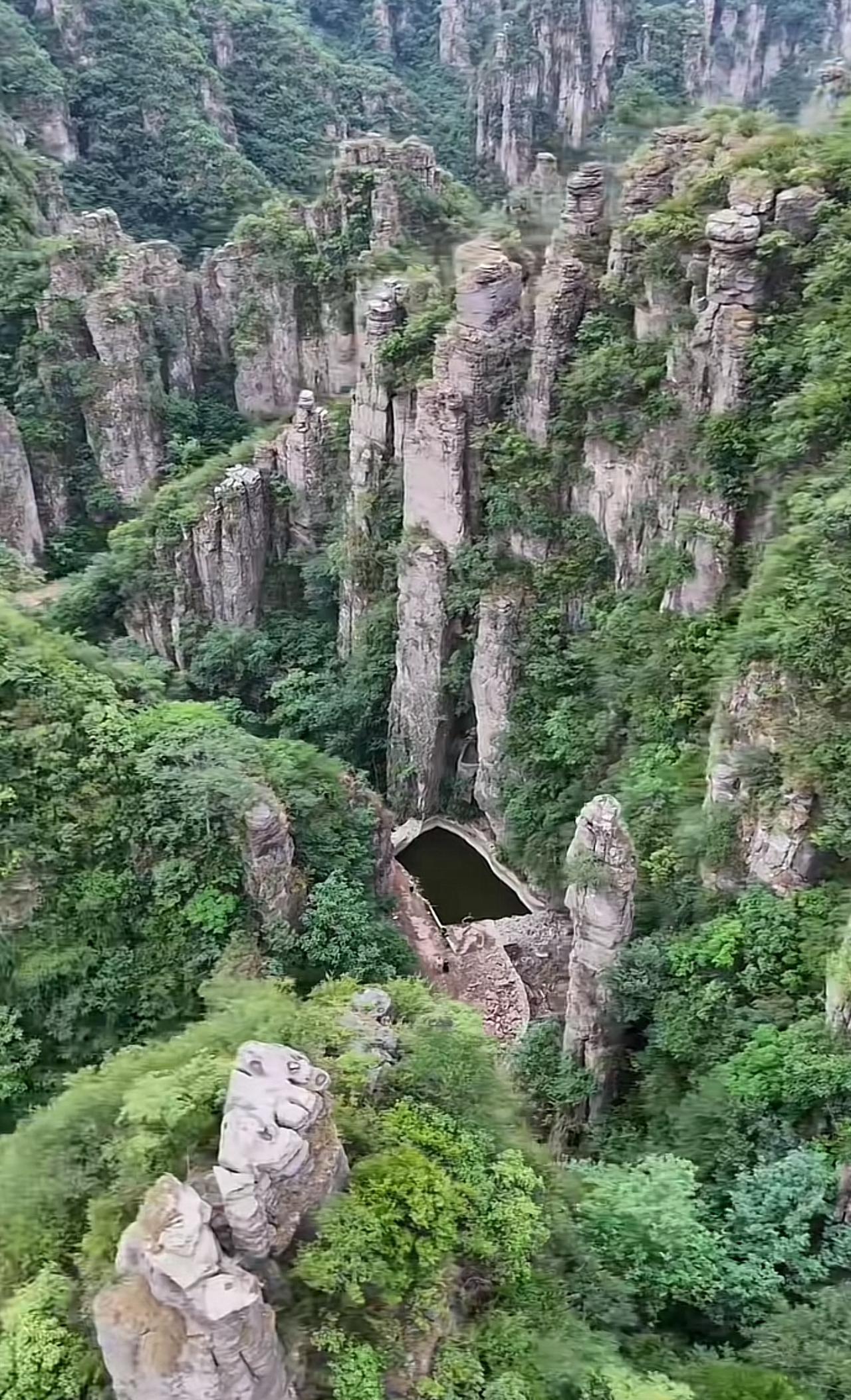 在河南林州，有一处名为石门大峡谷的景点。这里怪石遍布，山脉景观别具一格，因其独