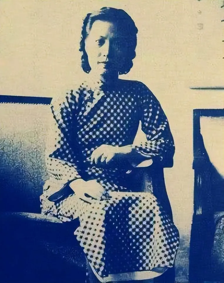 1922年，黄金荣告诉妻子林桂生：“我要娶露兰春，你交出正室之位和家里的财政大权