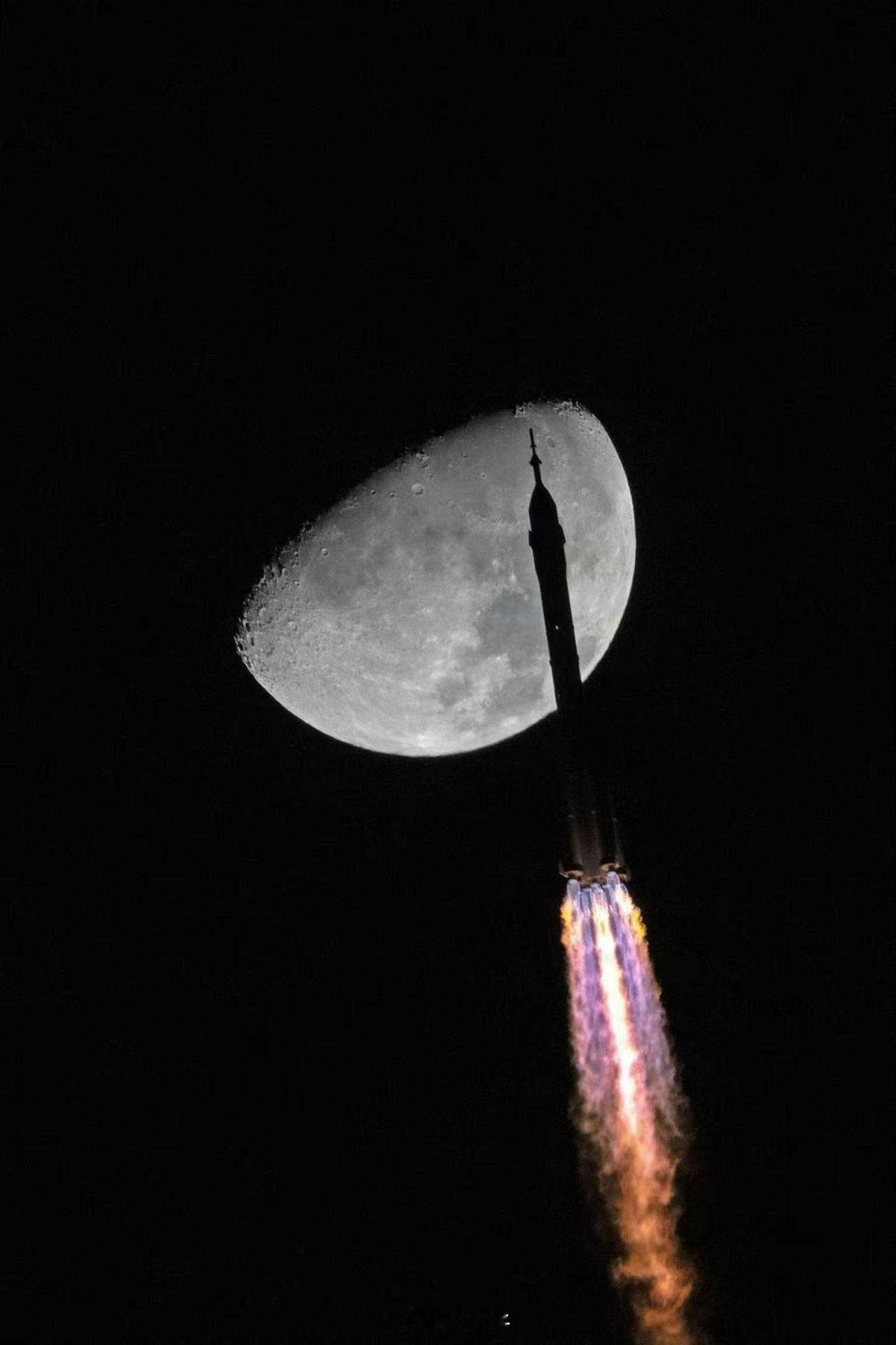 神舟21号发射的一瞬间惊艳世界！就是这个瞬间，火箭刚好从月球前飞过，与月亮绝美