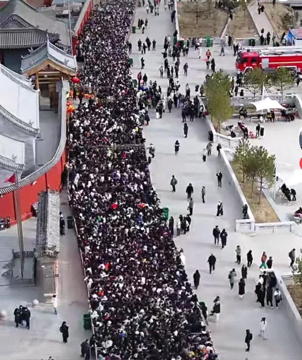 五台山景区农历二月十五那天人山人海，这场景并不意外。五台山不管是山西的还是云南的