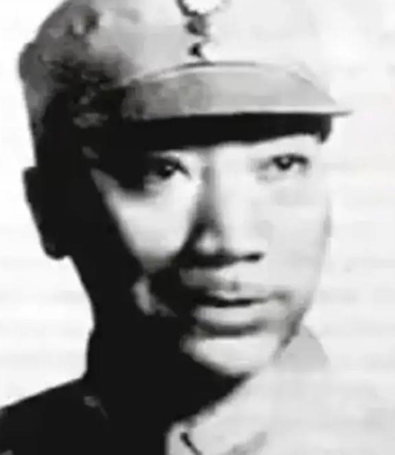 1940年，青岛一间卧室里，丁履贞刚把毒药倒进热水瓶，身后一双手就掐住了她的脖子