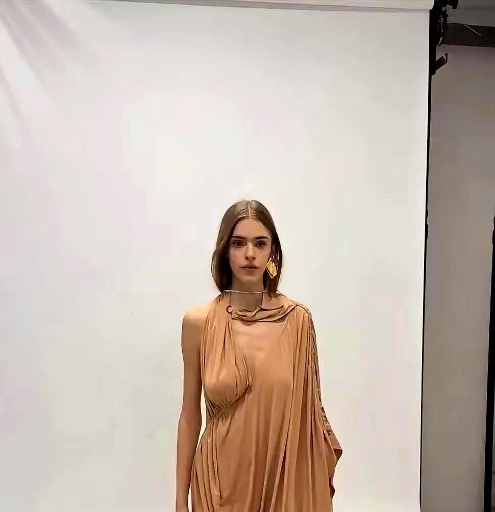 她拒绝好莱坞，只拍中欧小成本电影。44岁，片约排到2026年。在布拉格片场说捷