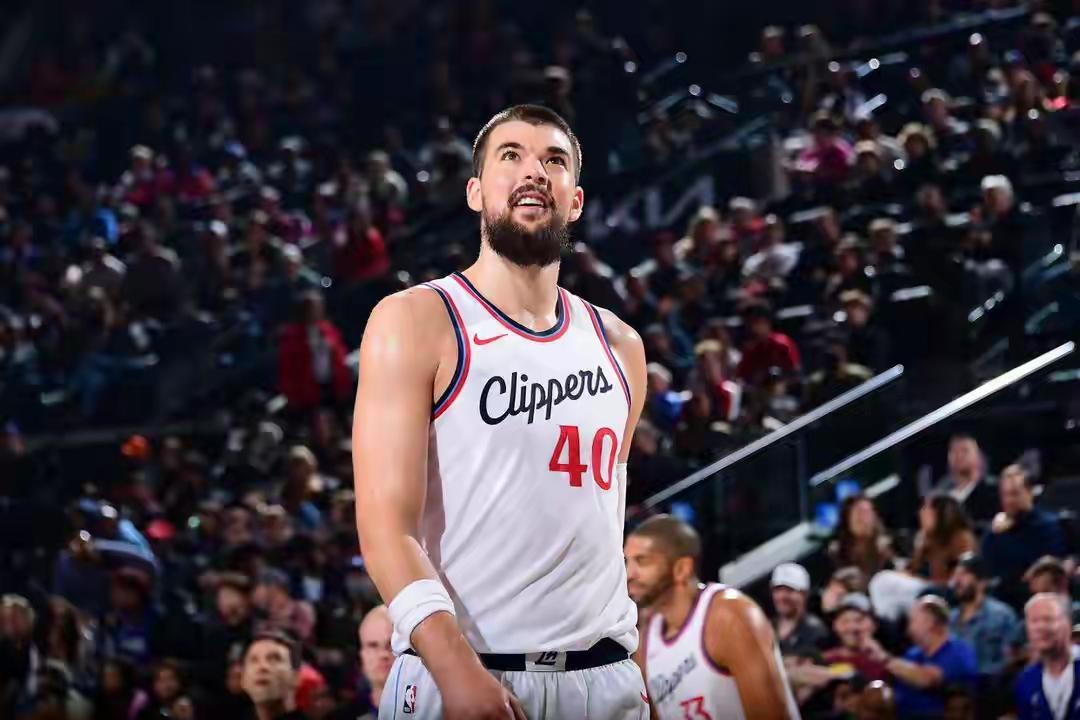 打球真干净！作为快船首发大中锋，祖巴茨已连续两场比赛0犯规。其中：打奇才，0