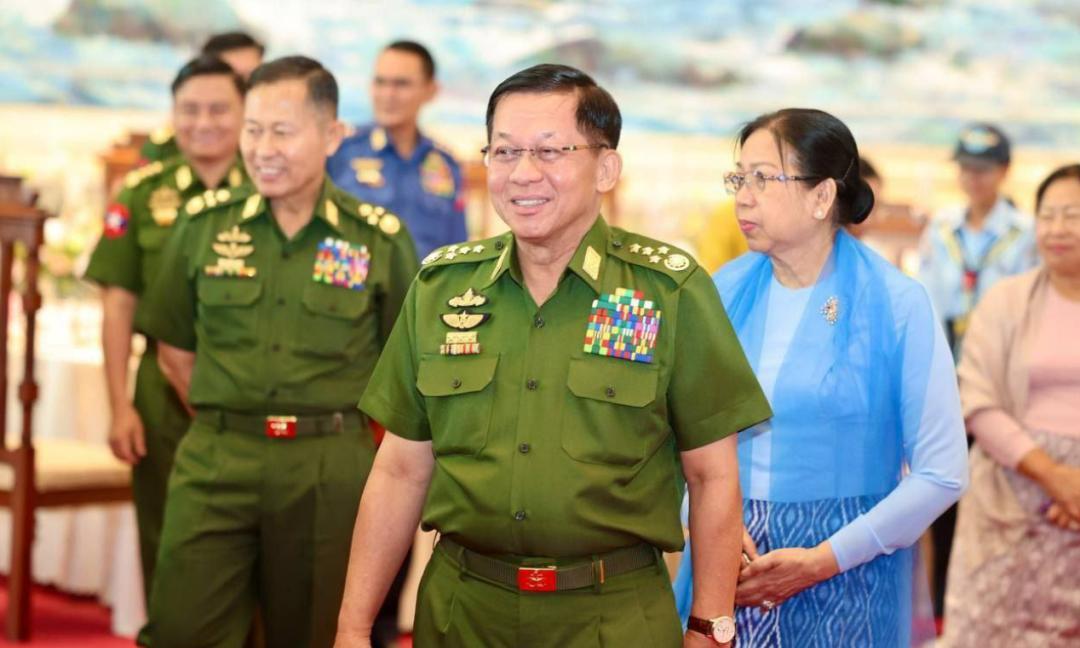敏大将难得的笑容满面，因为这些海军和空军学员，是未来缅甸政府军的绝对主力！闵大将