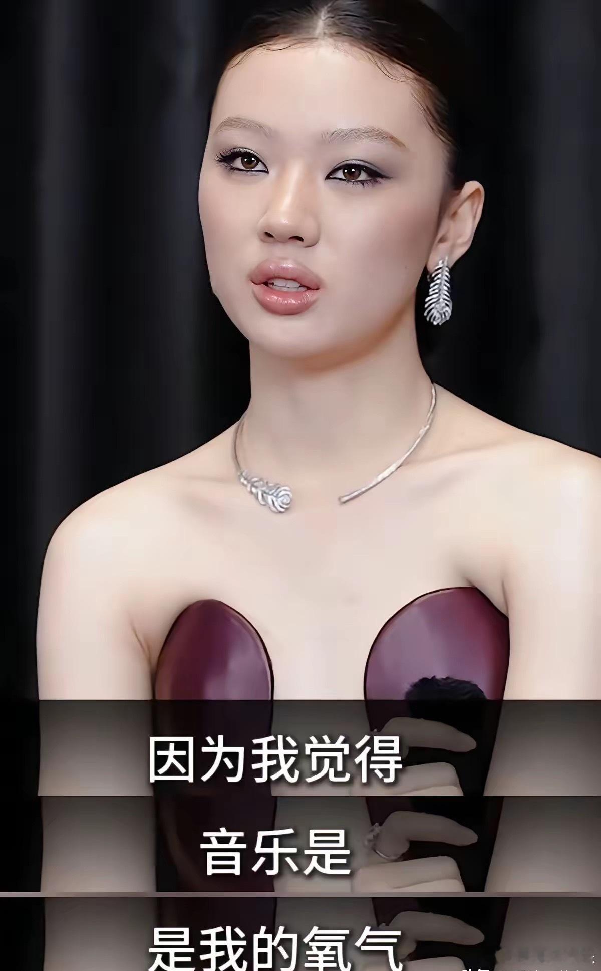 单依纯是一个有个性的歌手，从她的妆容和服装造型上就能看出来。其实她就像过去那样，