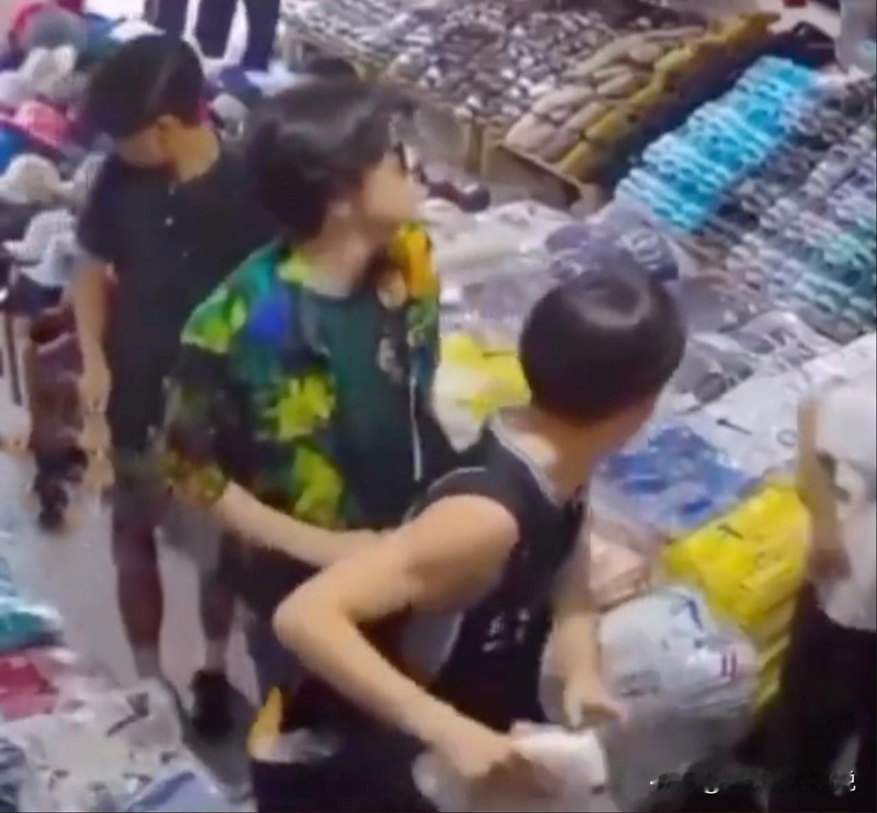 吹嘘日本人有素质的快来看看，一群日本学生偷东西被当场拿获，素质滤镜碎一地。就在前