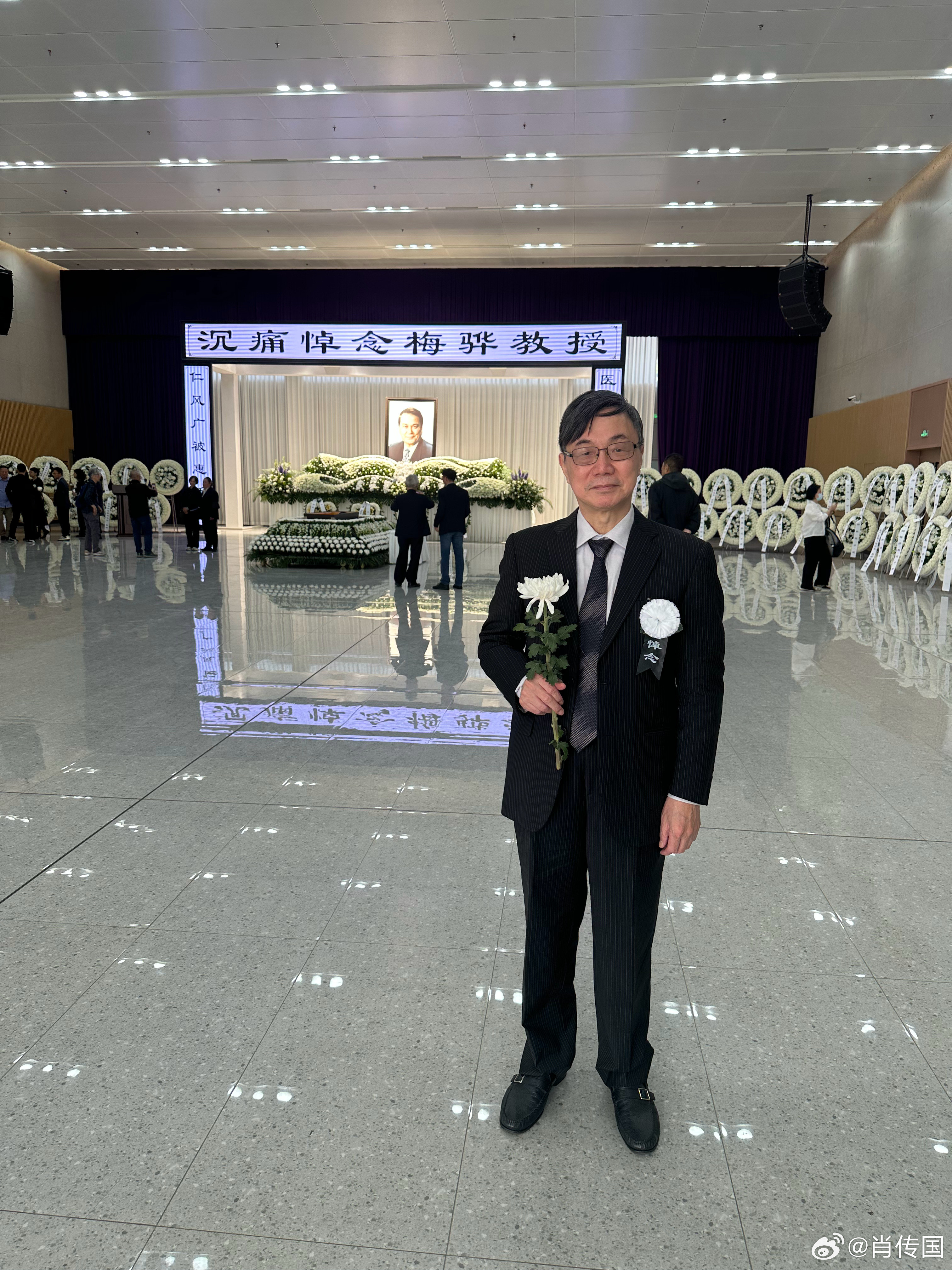 刚参加了梅桦教授的追悼告别会。回国30年，仅参加了二次追悼告别会，另一次是恩师裘