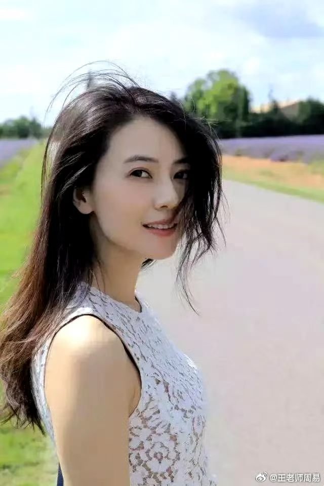 八字看女命相貌口诀金水相涵秀丽佳，比肩也作金水夸，丙逢壬制颜如玉，甲逢庚克貌如花