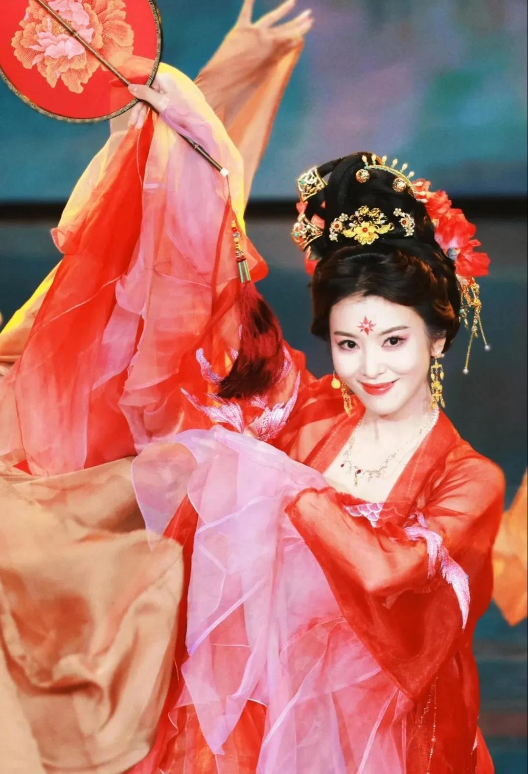 同一条国风红裙，将沈月、李云霄、张予曦放在一起差距也太大了吧！沈月中秋之夜舞台
