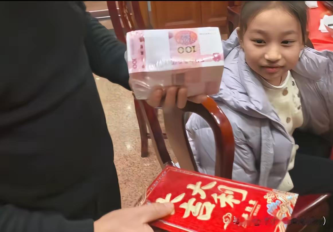 浙江一位老父亲过年发红包，成了大家讨论的焦点：给儿媳和女儿各10万，孙辈每人1万