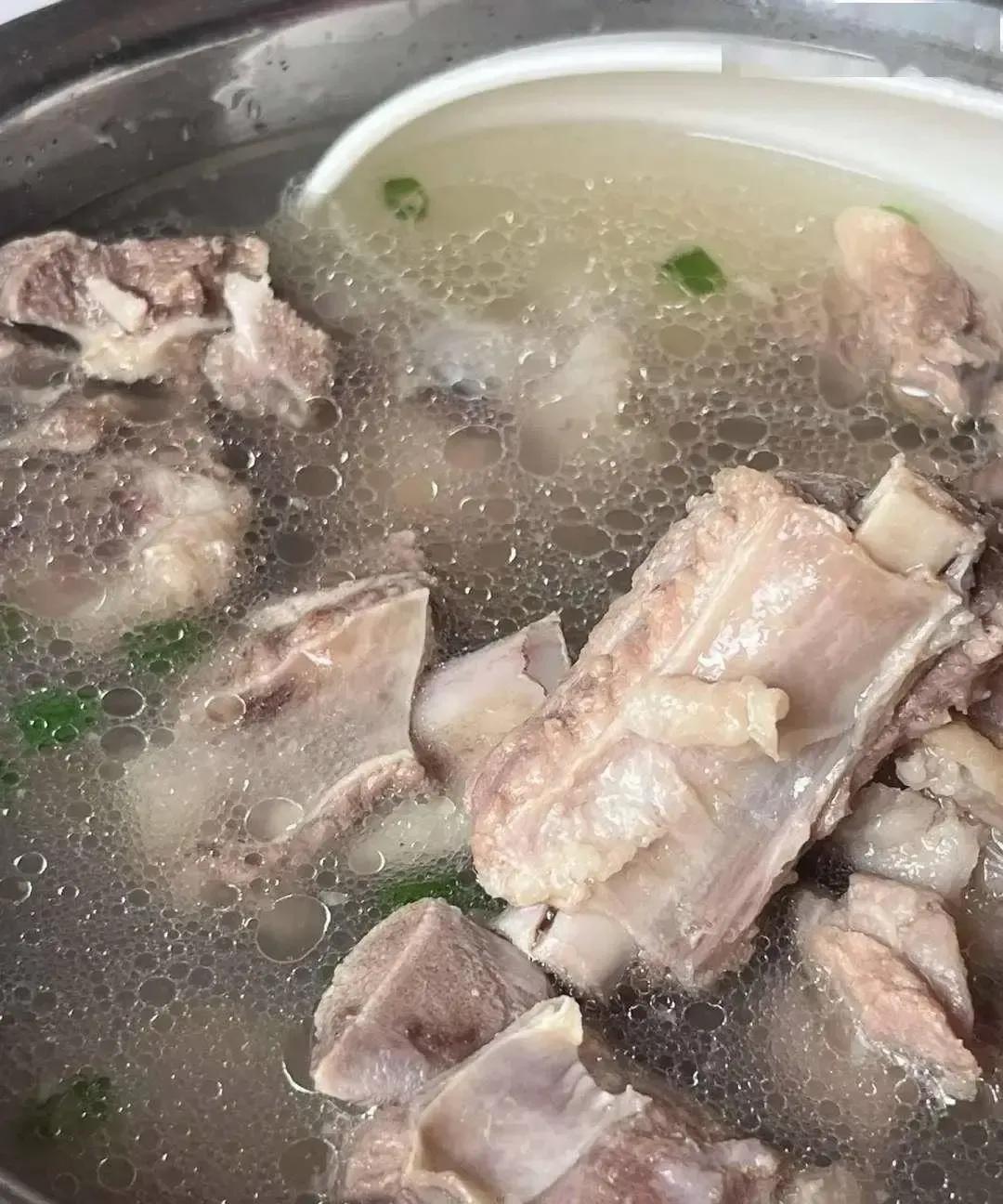 刷到一条“老祖宗厨房秘诀”，说冷水煮肉去腥、热水熬粥更黏、炒蛋别放味精，点赞几十