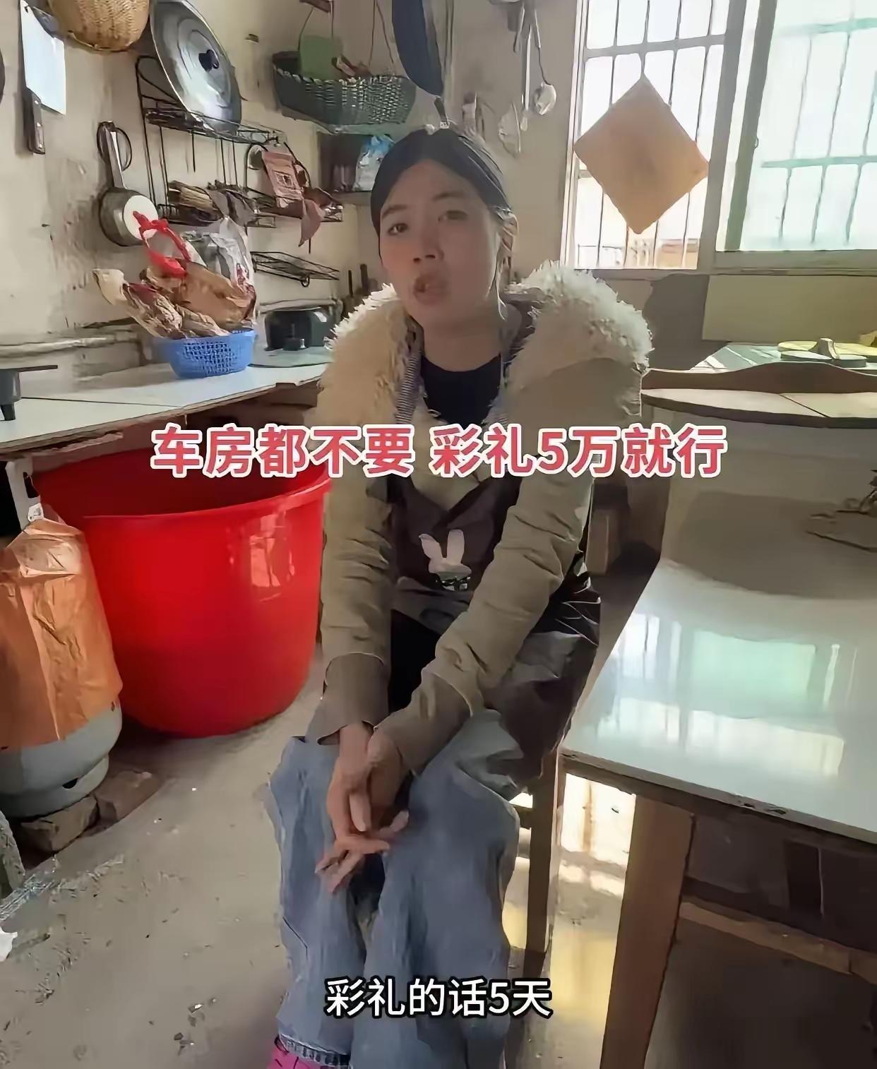 湖北那个21岁女孩相亲的视频，这两天刷爆了全网。她没化妆，脸上干干净净的，穿一件