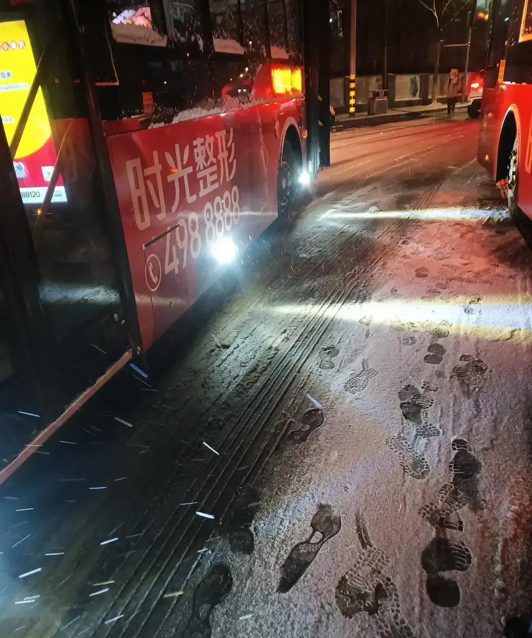 兰州昨晚黄得吓人，空气里全是土腥味，口罩戴两层都挡不住。凌晨冷风一来，直接飘雪