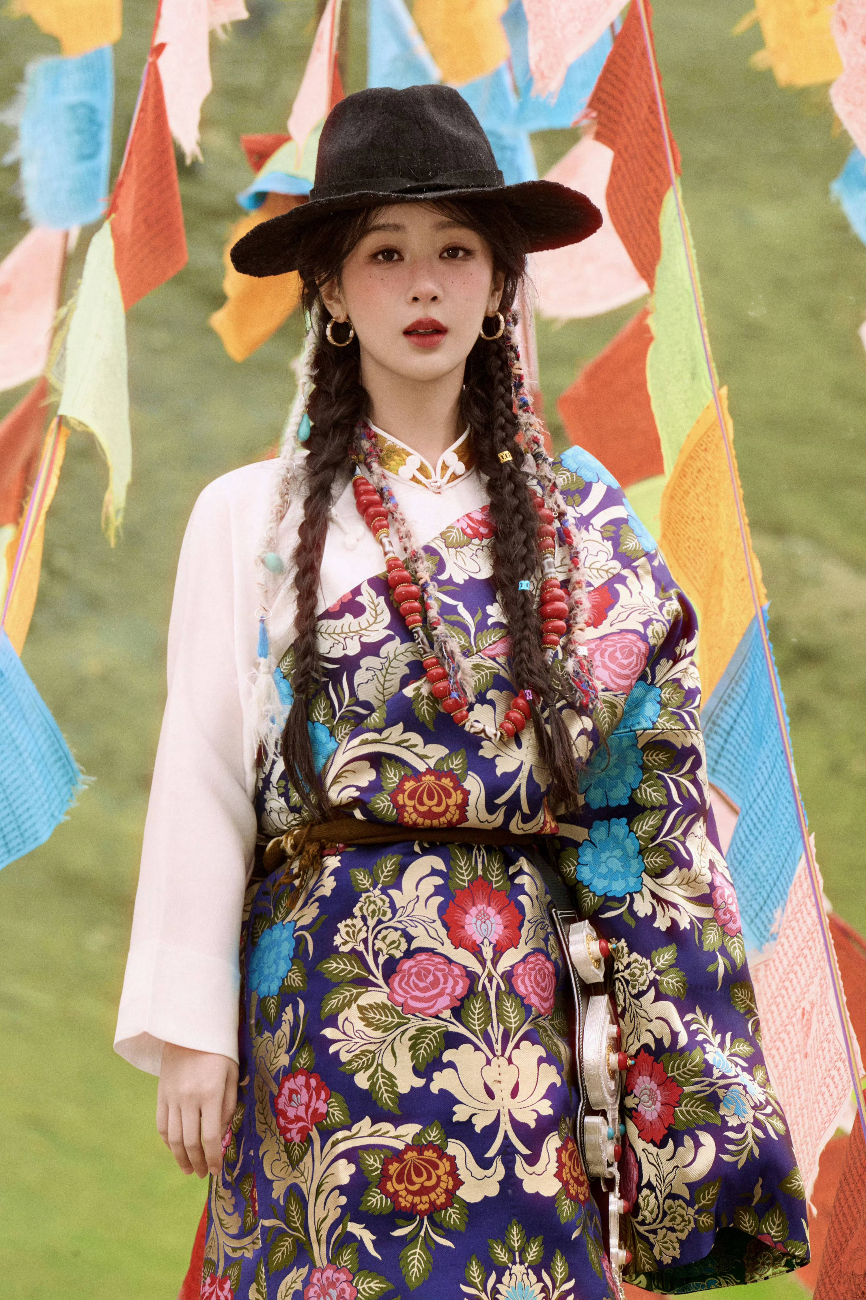 杨紫穿了玉树文旅局局长送的藏袍每张都好好看生命树与青海双向奔赴白菊你看到了吗？现