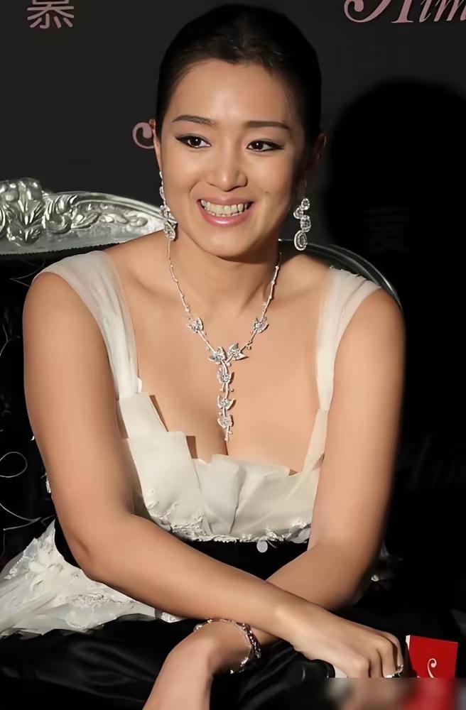 59岁巩俐法国街头被拍，穿粉色碎花裙的照片传回国内，网友竟吐槽她“壮得像头牛，赘