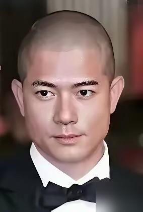 把郭富城和黎明按进理发椅，剃光头后，藏了几十年的秘密全露出来了。黎明的光头，
