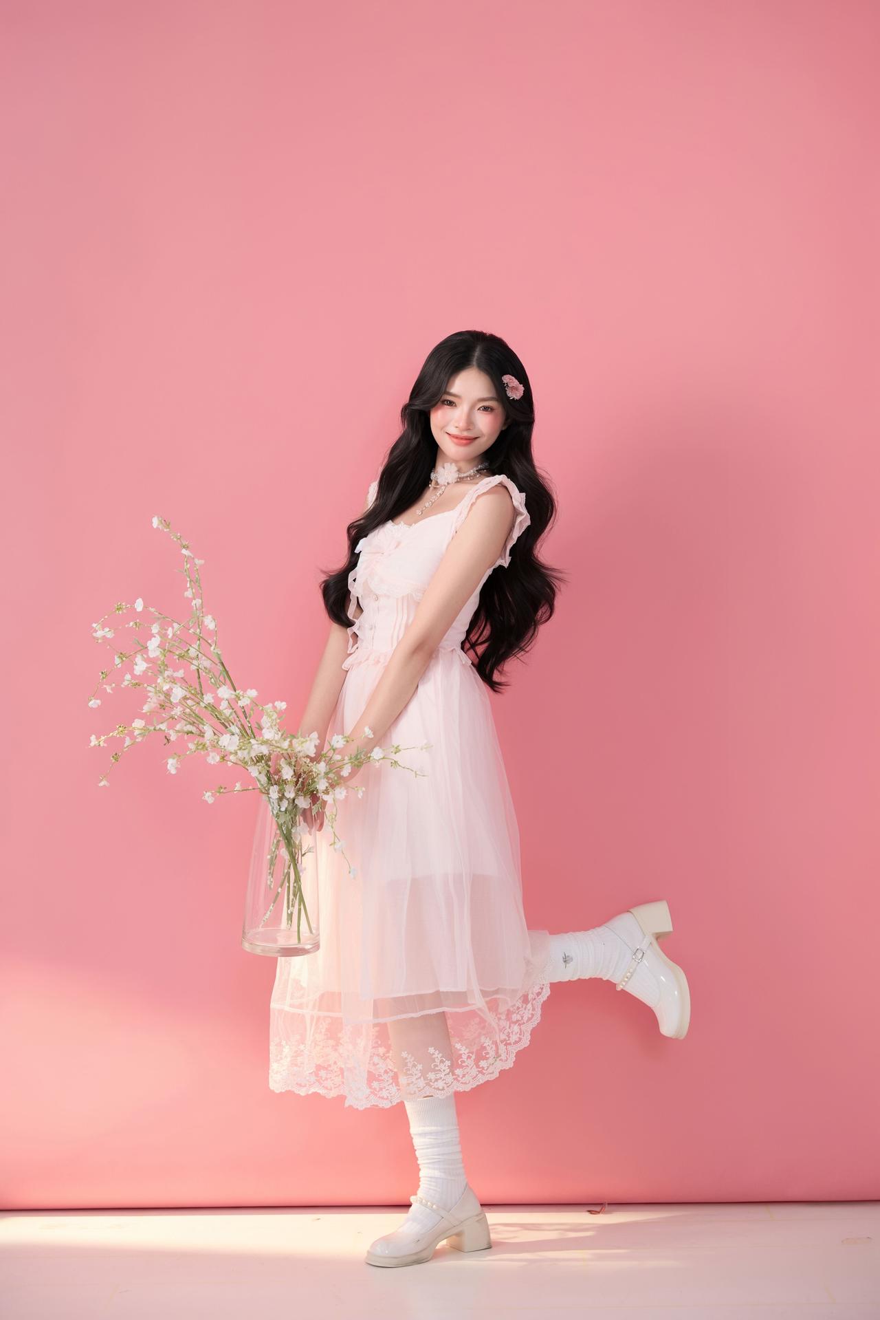 粉色是少女的梦，鲜花是梦里的诗。🎀💐这组粉色鲜花少女写真，把温柔和浪漫穿在