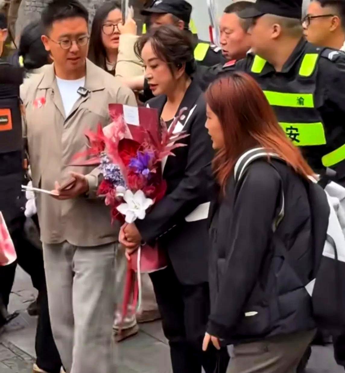 75岁还在跟小30岁男演员拍吻戏，刘晓庆卷得95后都不好意思喊躺平。202