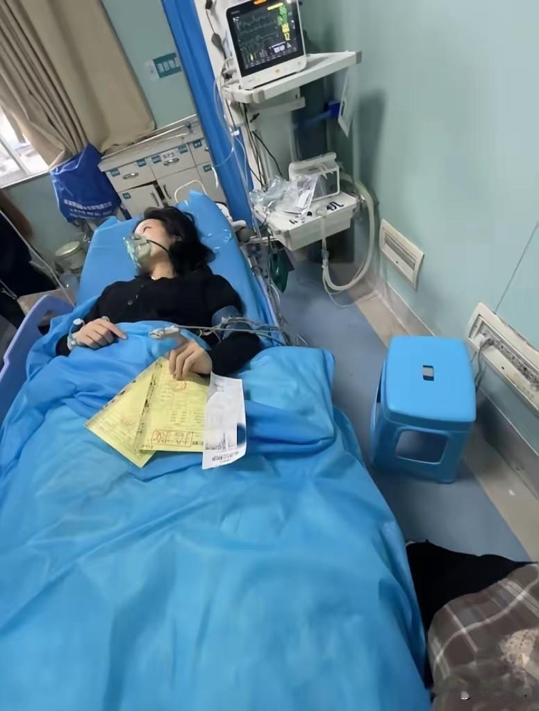 断碳水减肥？我同事直接晕厕所了！跟你说个真事儿。上周我同事，啪一下，晕在厕