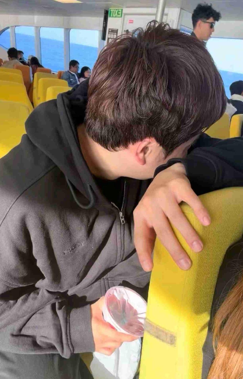 全网都在找未出镜的梁副队，这不就来了。美丽姐知道球迷们想看啥，发出了晕船的