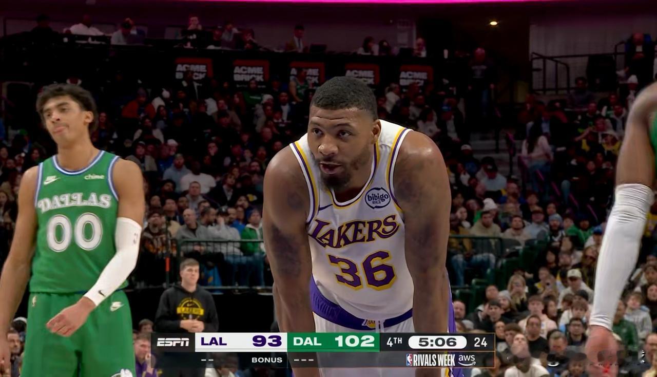 湖人悍将斯玛特真是让人肃然起敬！在今天湖人客场以116：110力克独行侠的赛后采