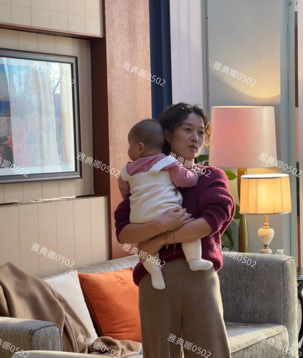 马伊琍在拍摄现场抱群演小婴儿的镜头真的好真实，一看她在生活中就是个细心温柔的好妈