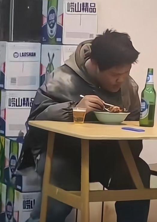 好心酸！17岁男孩一个人在工地干活，老板没发工资，他经常在饭馆吃饭，问老板能不能