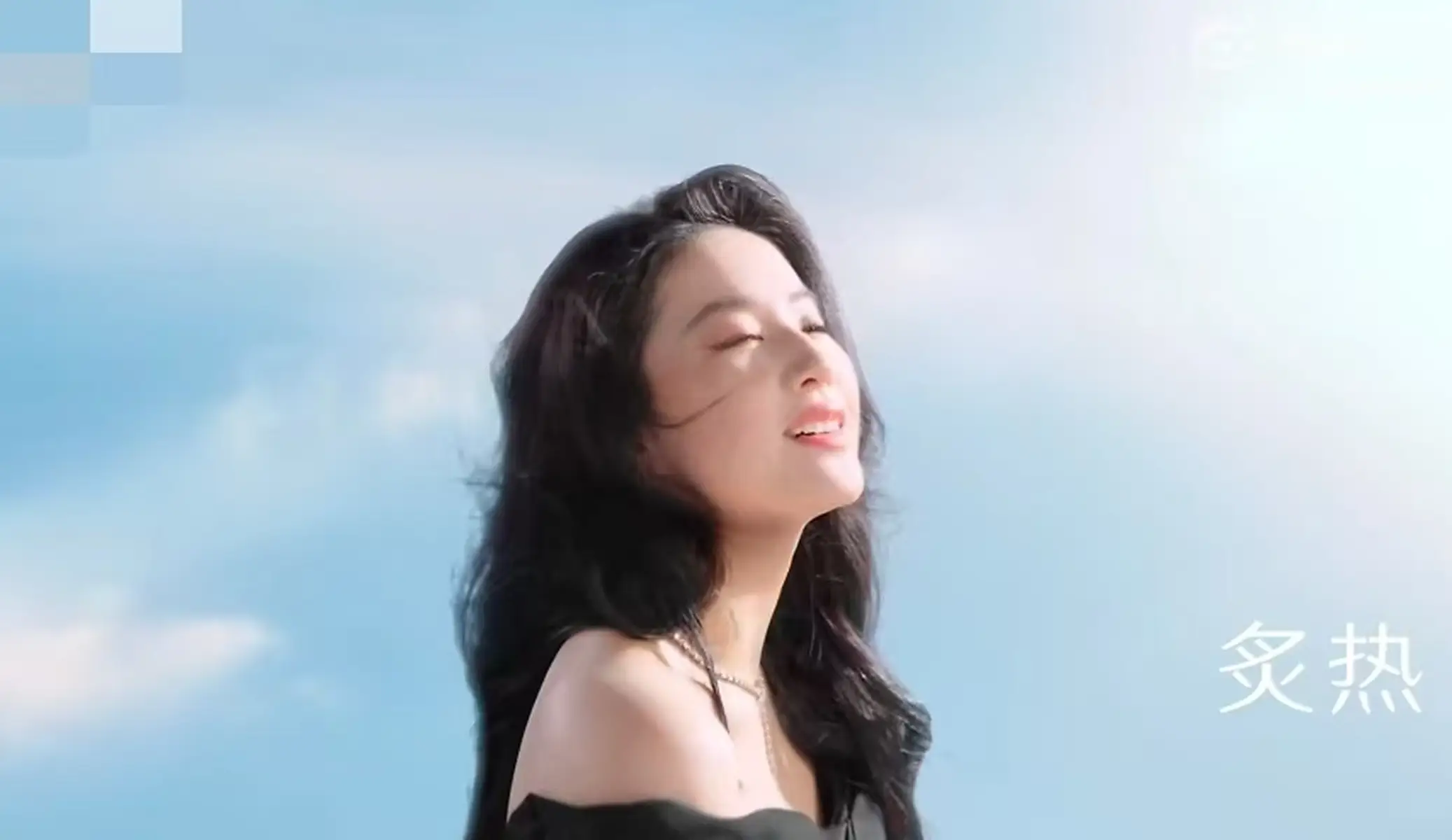 刘亦菲戴钻饰点缀简约黑裙气质矜贵光影下伫立风情十足