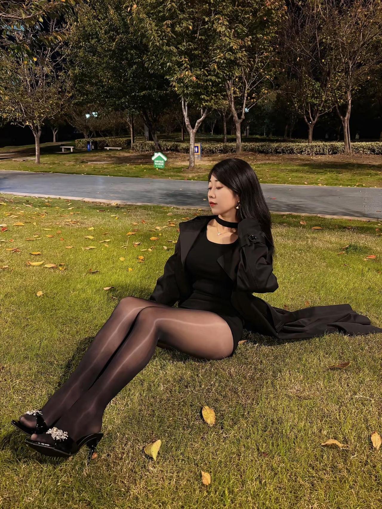 你的讨厌对我毫无影响你的嫉妒让我很爽厚黑穿搭高跟鞋草坪拍照