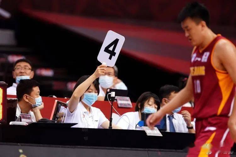 CBA新赛季新规则，最压秤的不是每节少的那两分钟，而是毕业的哨子从6声变5声。在