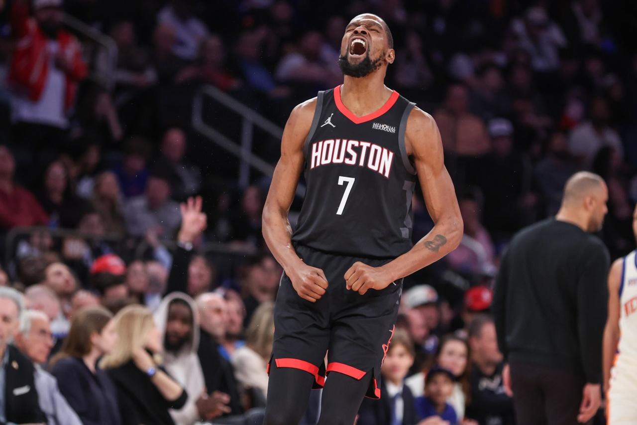 因为人员短缺，谢泼德上首发效果不错，也看出了申京和阿门同时在场需要空间点，不然进