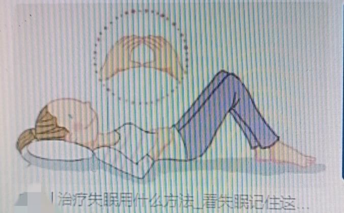 老年人失眠太痛苦了，我身边好多长辈都有这困扰。其实，睡前做几个小动作就能改善。