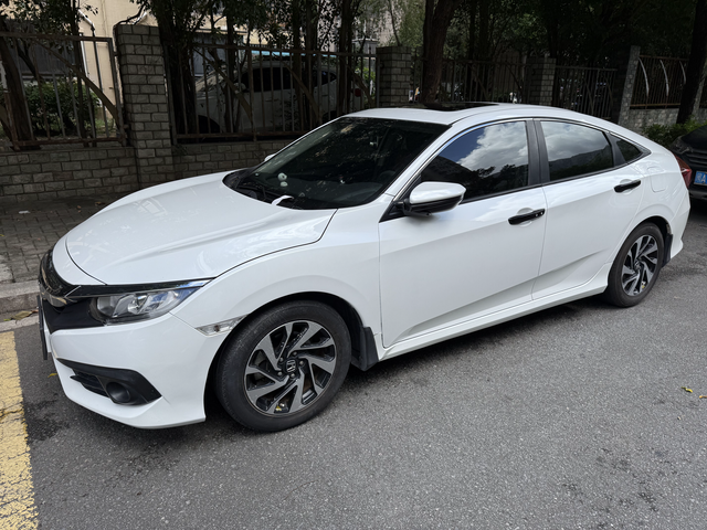 曾经红极一时的十代思域16-18年期间都要加价购买的本田思域，在16年推出，以