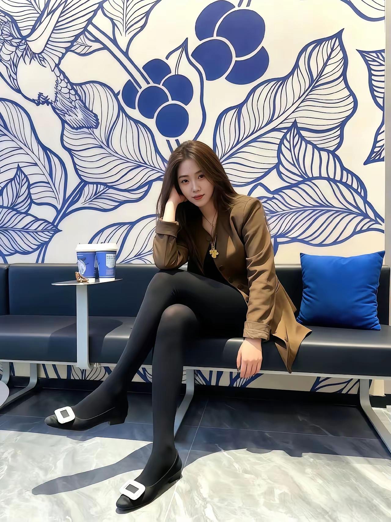 在咖啡店享受时光。秋日里的咖啡馆温柔咖啡店美女