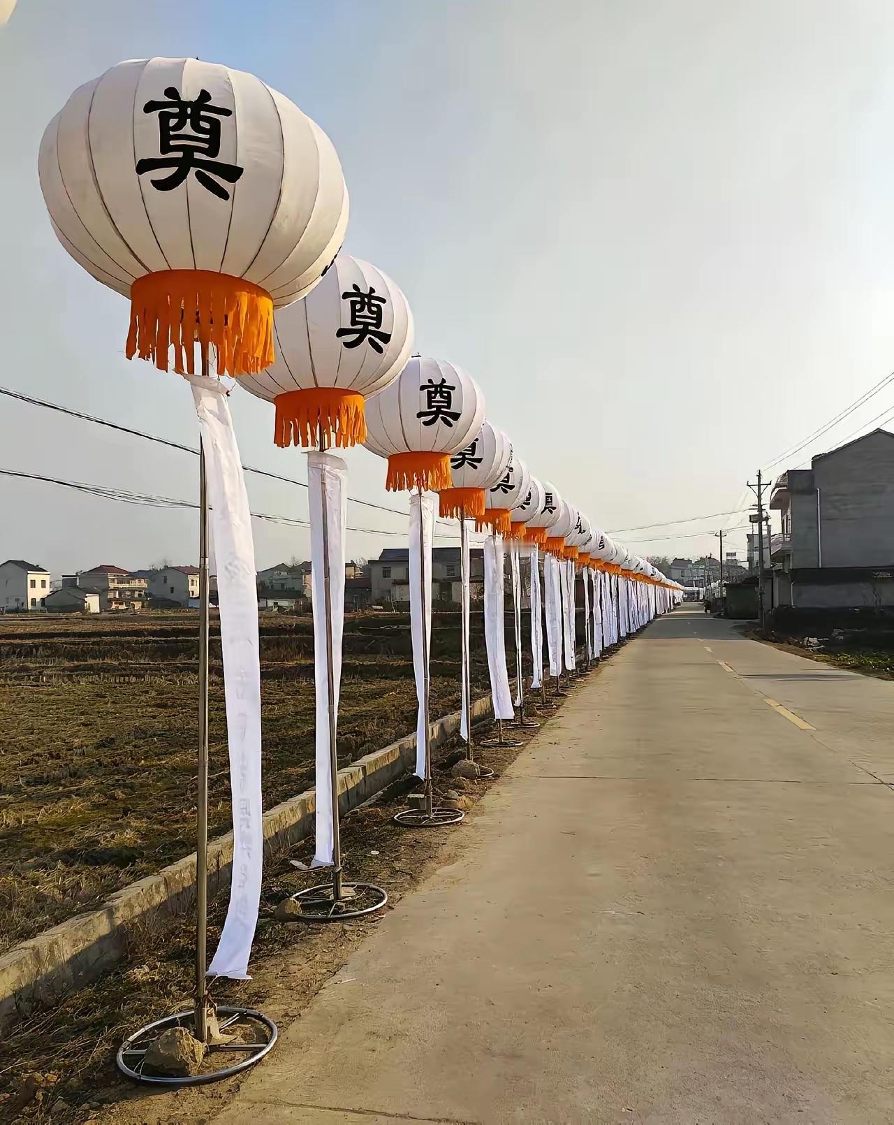 湖南祁东白事灯笼这事，真的应该严查，而不是不了了之！家里亲人离世举办悼念仪