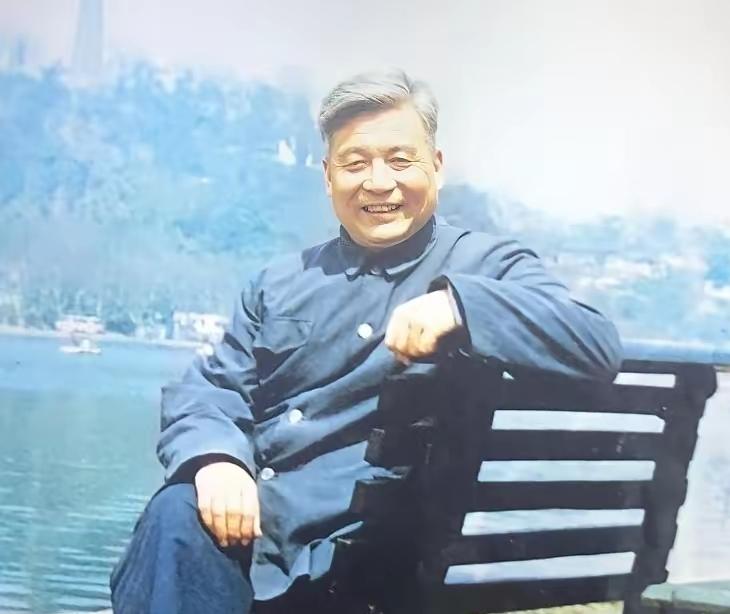 致敬英雄!隐姓埋名28年!邓稼先铸就国之光芒!你听说过吗？那个靠着算盘噼里