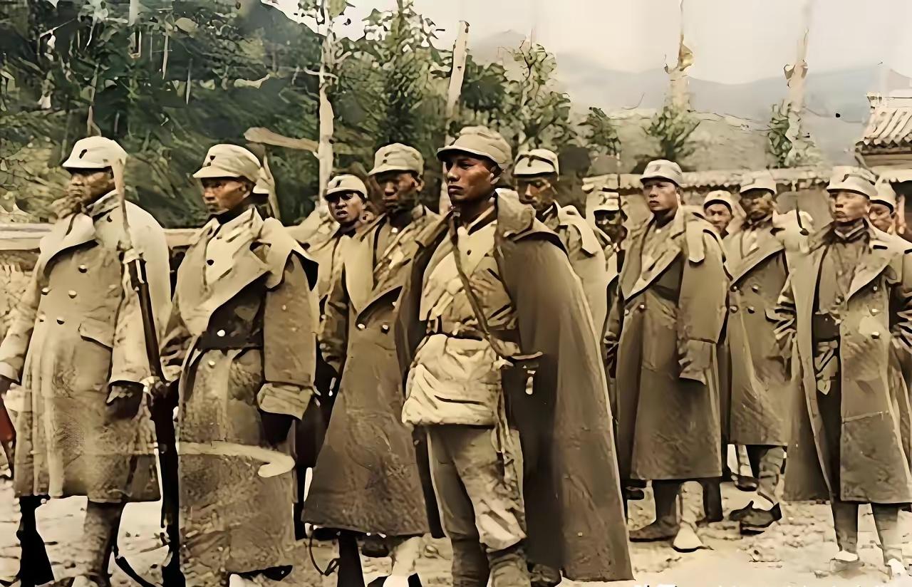 这是一张抗战时期八路军战士的真实照片，并非演员扮演的，演员演不出他们这种刚正、坚