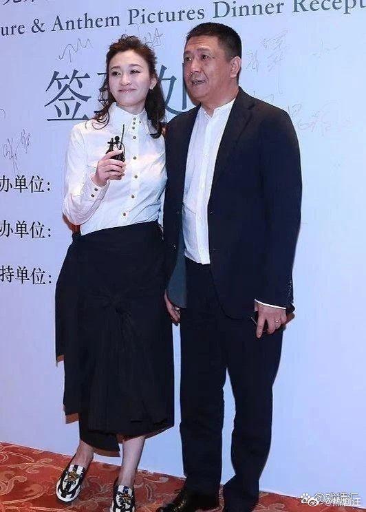 李小冉真是嫁对人了，罕见随富商老公一同亮相，俏皮打扮还似初恋