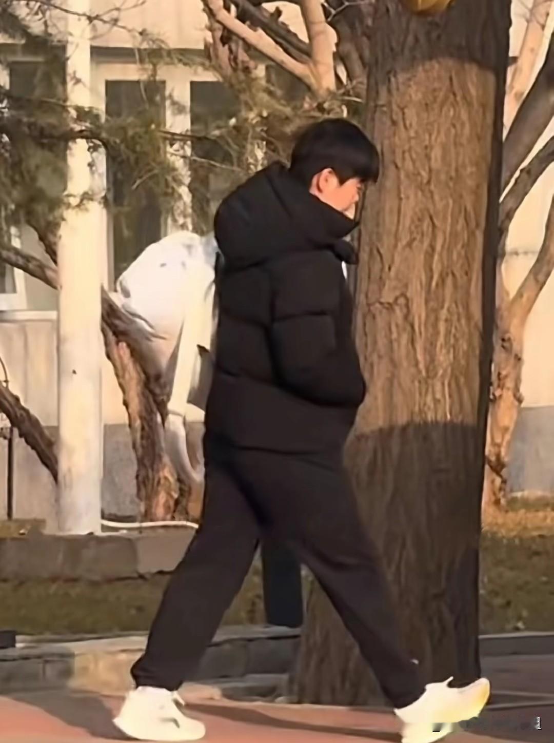 一身低调黑衣的莎莎急步上训路上……看上去让人心疼，周日都不休息。倒计时不到一