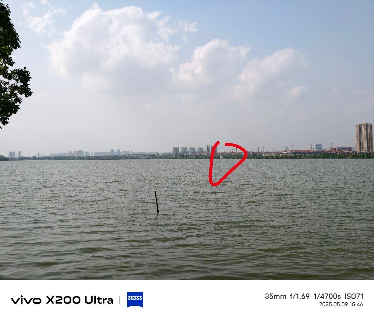 用vivoX200Ultra拍摄3公里外的白色小桥，图一是主摄拍的，用肉眼看