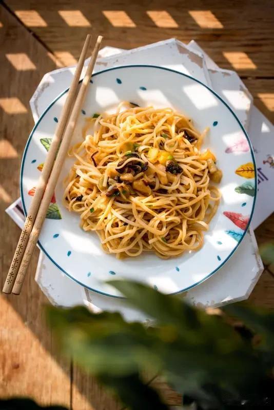 早起直奔巷口那家开了十几年的老店，老板手速快到飞起，碱水面烫几秒捞起，蒜蓉香油一