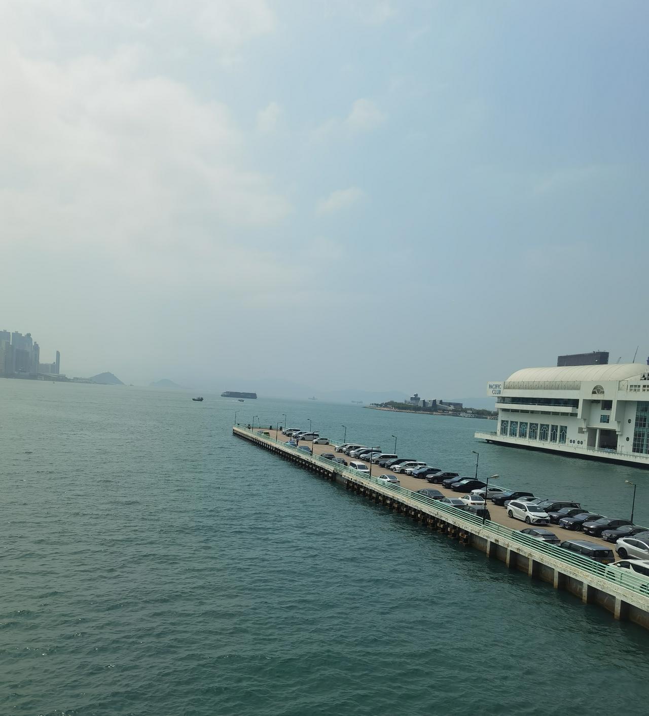 早上八点出发。和儿子一起去香港我想去看一下儿子可能要去工作的地方。在深圳