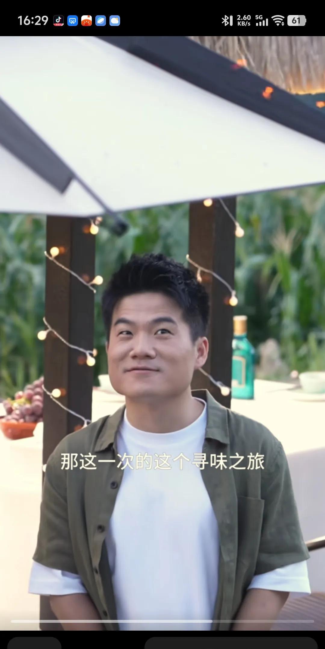 跟随宇辉拍摄寻味山海的当地记者分享有趣事，他说最近大家都在聊这个寻味山海的录制