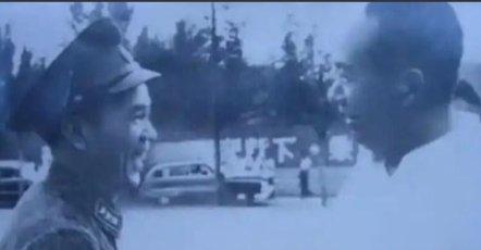 一碗热汤面没吃完，老战士突然见领袖，背后藏着什么旧情？1957年，山东潍