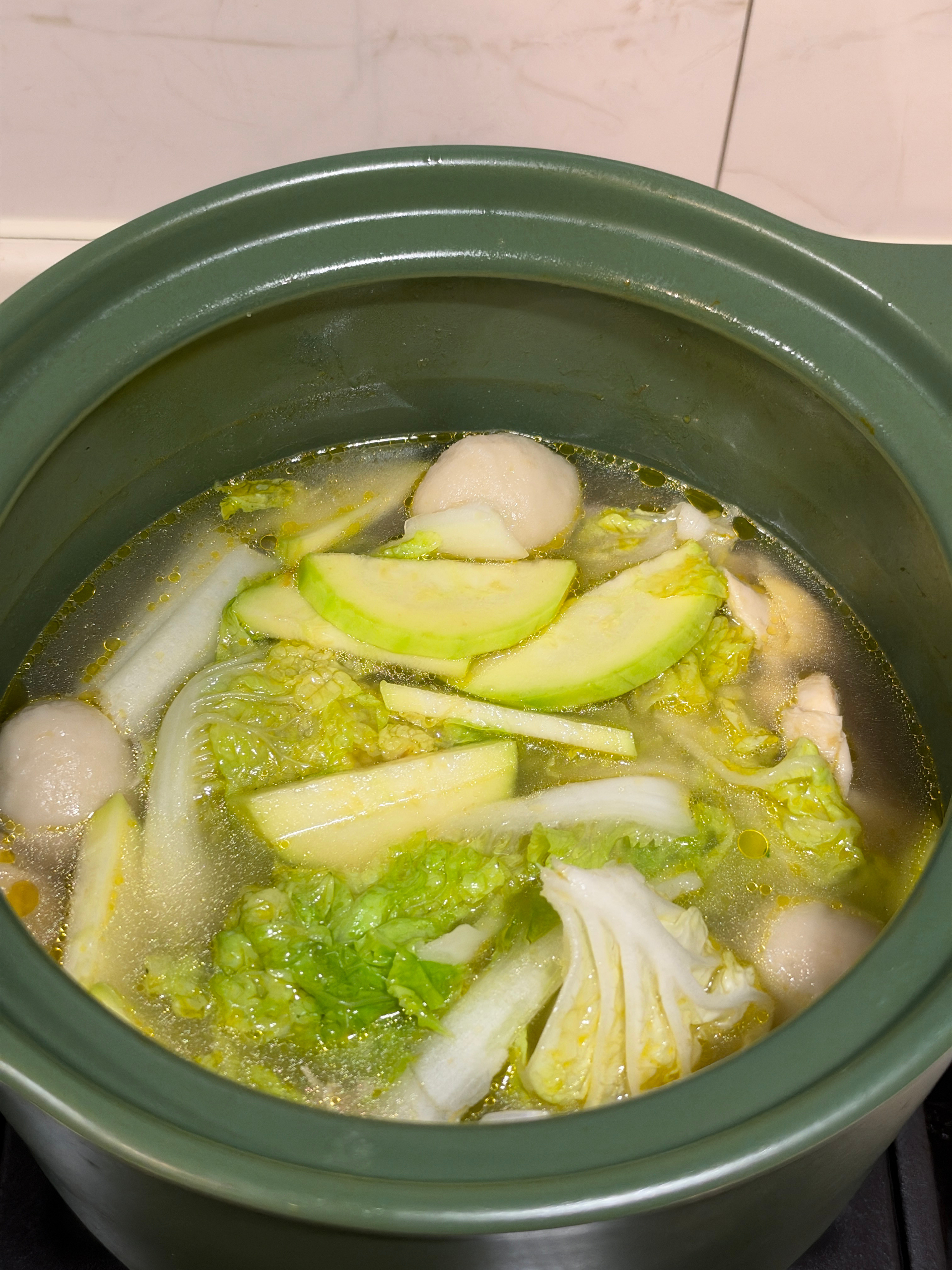没拍摄的日子就在家里下厨今天和公婆吃椰子鸡🍲外面下着淅淅沥沥的下雨鸡汤咕咕